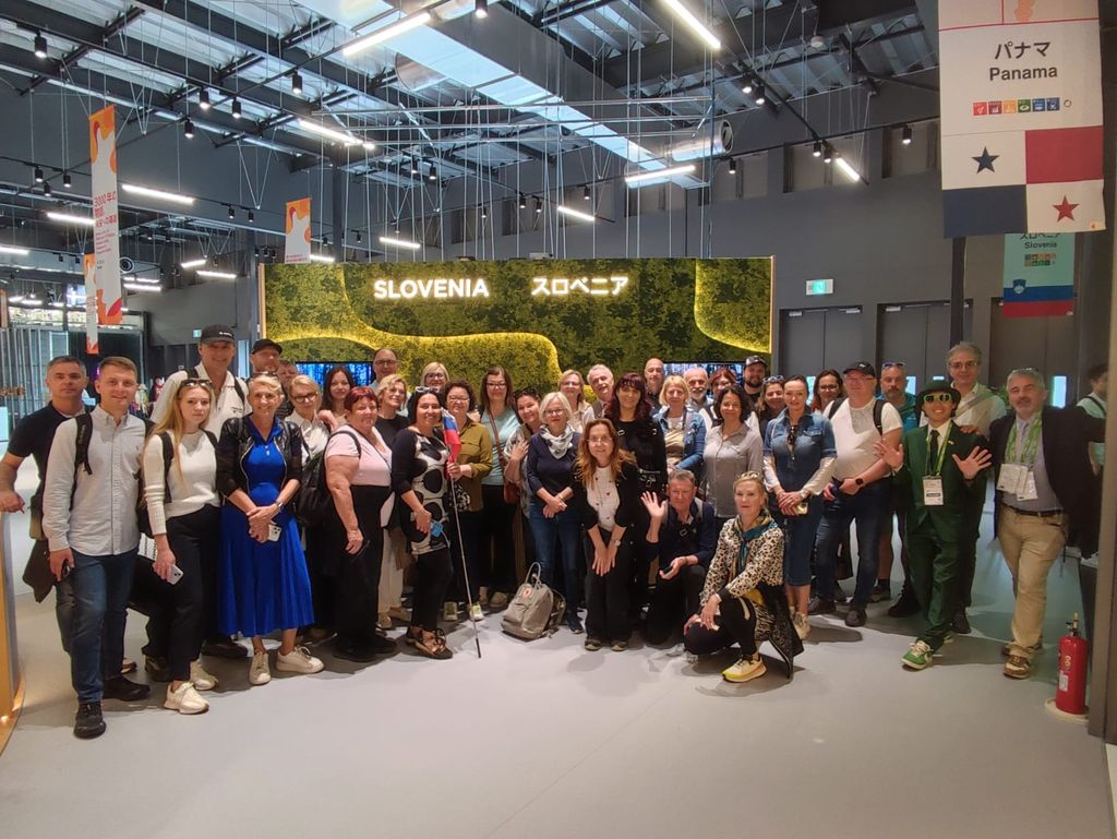 Delegacija iz Maribora in Podravja skupinska slika na Slovenskem paviljonu