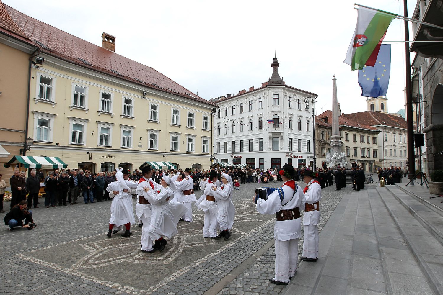 Natop folklorne skupine v centru Ljubljane