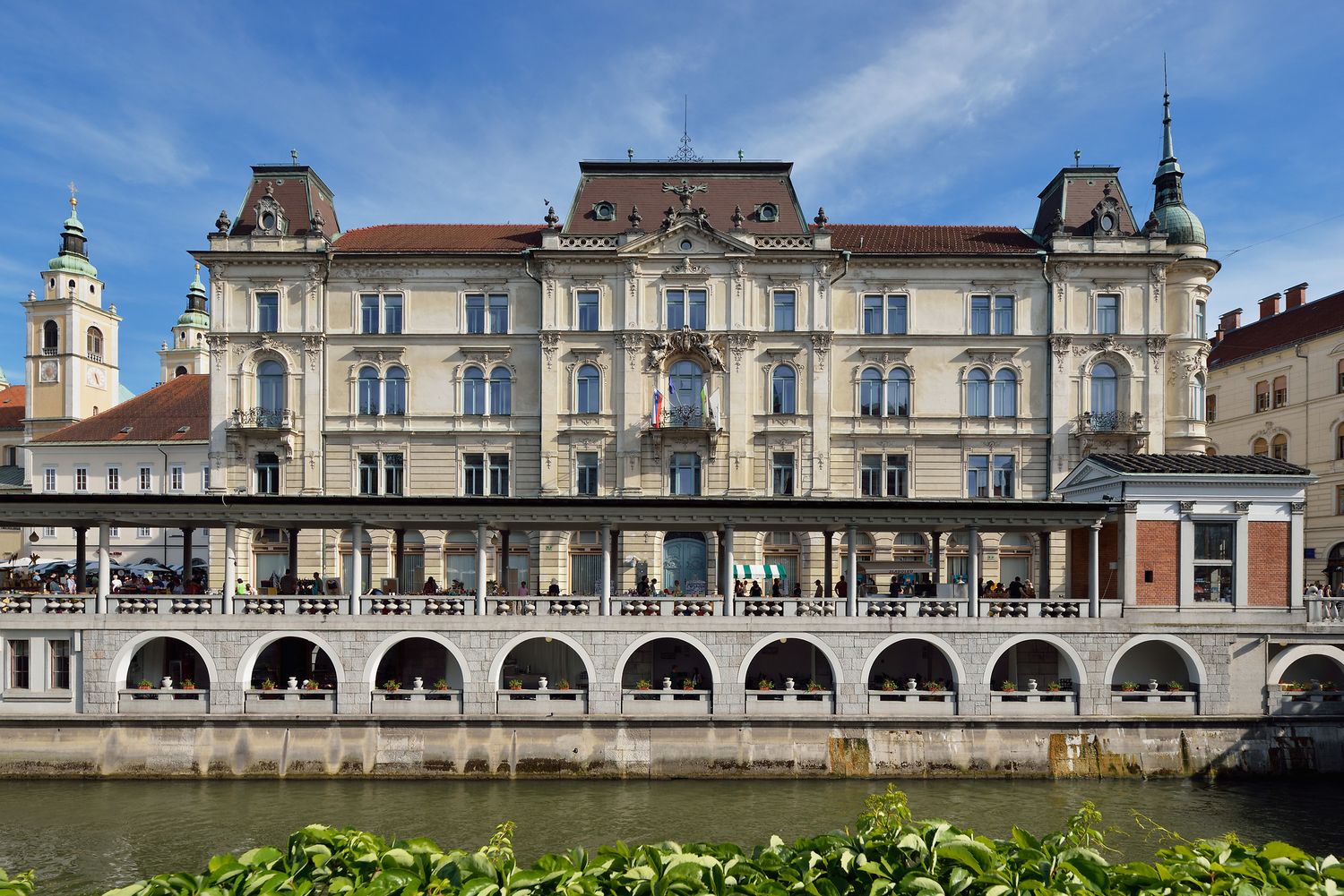 Plečnikova tržnica v Ljubljani.