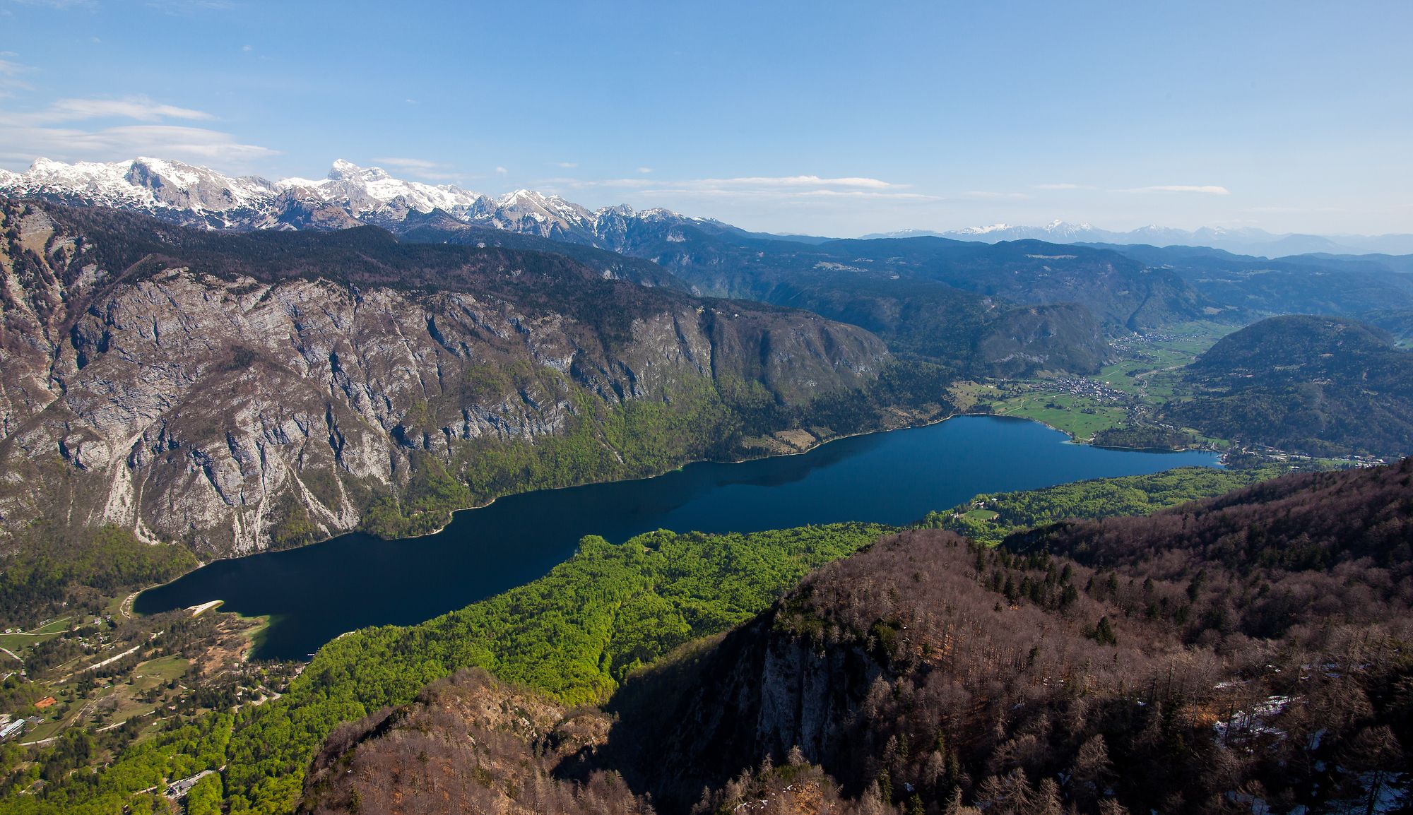 山々に囲まれたボヒニ湖。